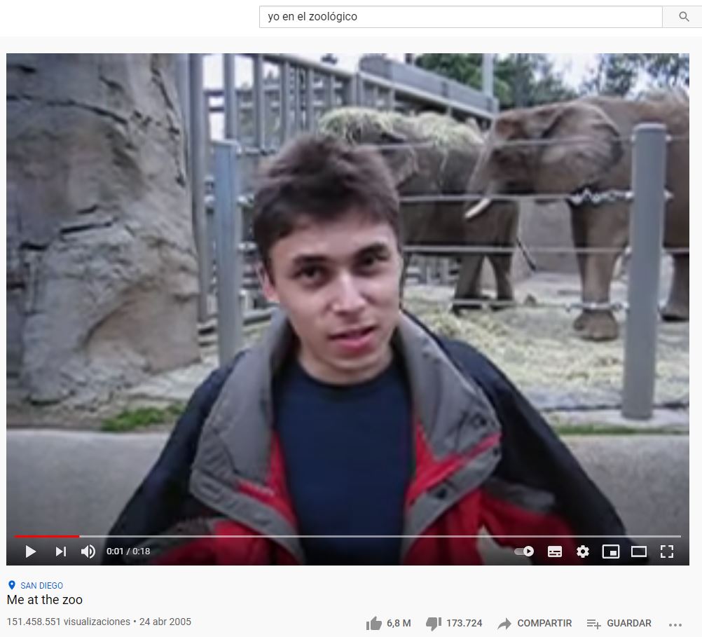 Captura de pantalla del vídeo "Yo en el zoológico" en YouTube en la que aparece un chico joven visitando un zoo.