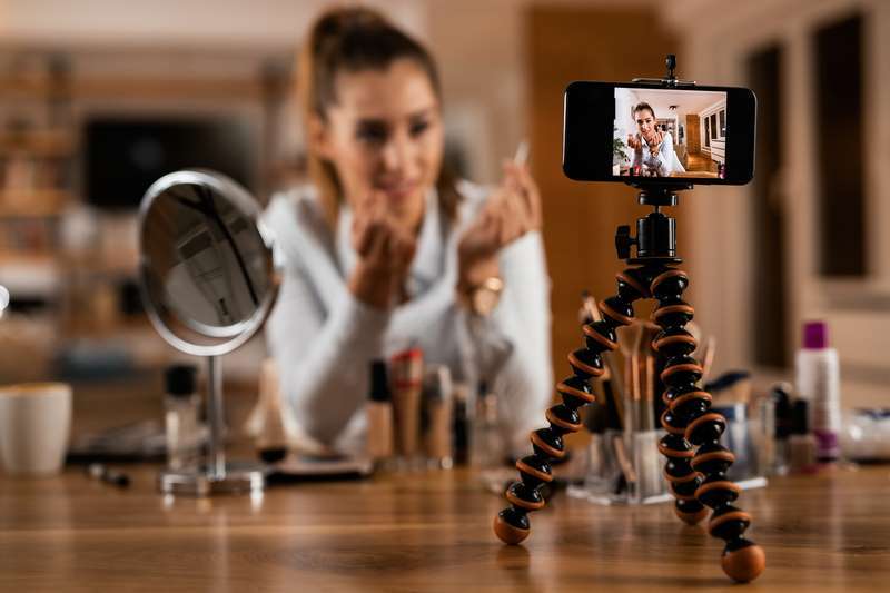 vlogger de maquillaje promocionando productos en su vlog