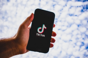 hombre mostrando móvil con Tik-Tok para video marketing en redes sociales