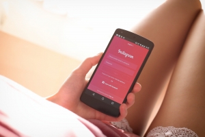 mujer iniciando sesión en instagram en su móvil para video marketing en redes sociales
